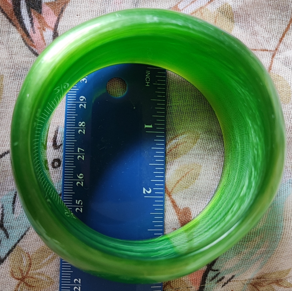 Massive Kelly Green Lucite Cuff Bangle Bracelet Vintage Mint Condition HOST PICK - Picture 8 of 9